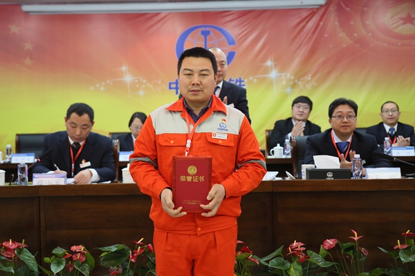 3三臂鑿巖臺(tái)車16號(hào)命名者陳德軍同志上臺(tái)領(lǐng)獎(jiǎng).JPG